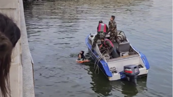 Bulvarda qadın azyaşlı uşaqla özünü dənizə atdı  - VİDEO - YENİLƏNİB