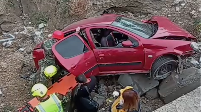 Sərnişin dərəyə aşan maşından belə çıxarıldı  - VİDEO