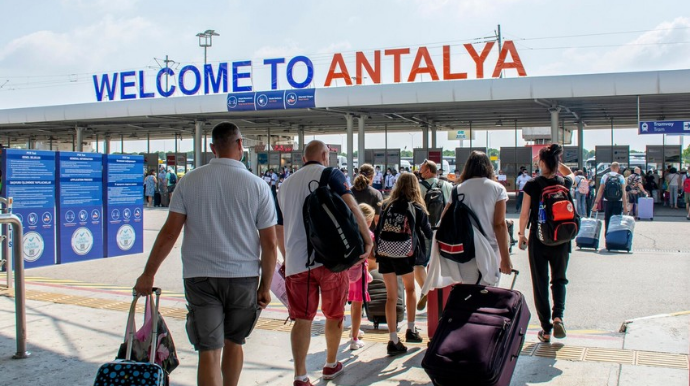 Antalyaya təyyarə ilə gələn turistlərin sayı 7 milyonu keçib