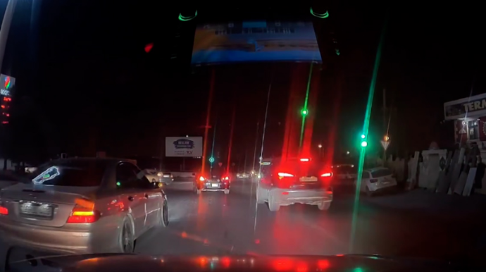 Əks yola çıxaraq 150 manatlıq qayda pozan sürücü QƏZA ŞƏRAİTİ YARATDI - VİDEO 