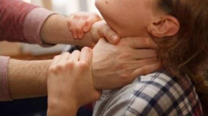 Bərdədə ər arvadını əlləri ilə boğub öldürdü