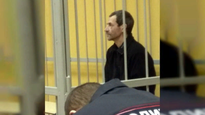 Polislər tərəfindən döyüldüyünü iddia edən pedofilin həbsxanada ölüm anı  - VİDEO