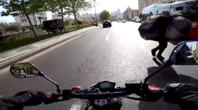 Özü boyda yüklə maşın yolunda gəzən piyada   - VİDEO