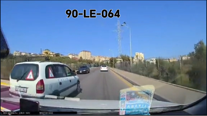 Təlim maşını ilə ötmə edən sürücü iki avtomobilə təhlükə yaratdı  - VİDEO