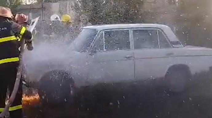Yevlaxda “VAZ-2106” yanıb - VİDEO