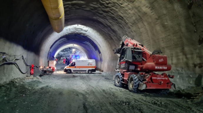 İnşası davam edən tunel çökdü;  3 nəfər xəsarət aldı - FOTO 