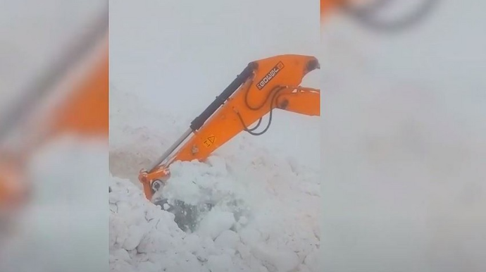 Kəlbəcər və Laçında yolları fasiləsiz rejimdə qardan təmizlənir  - VİDEO