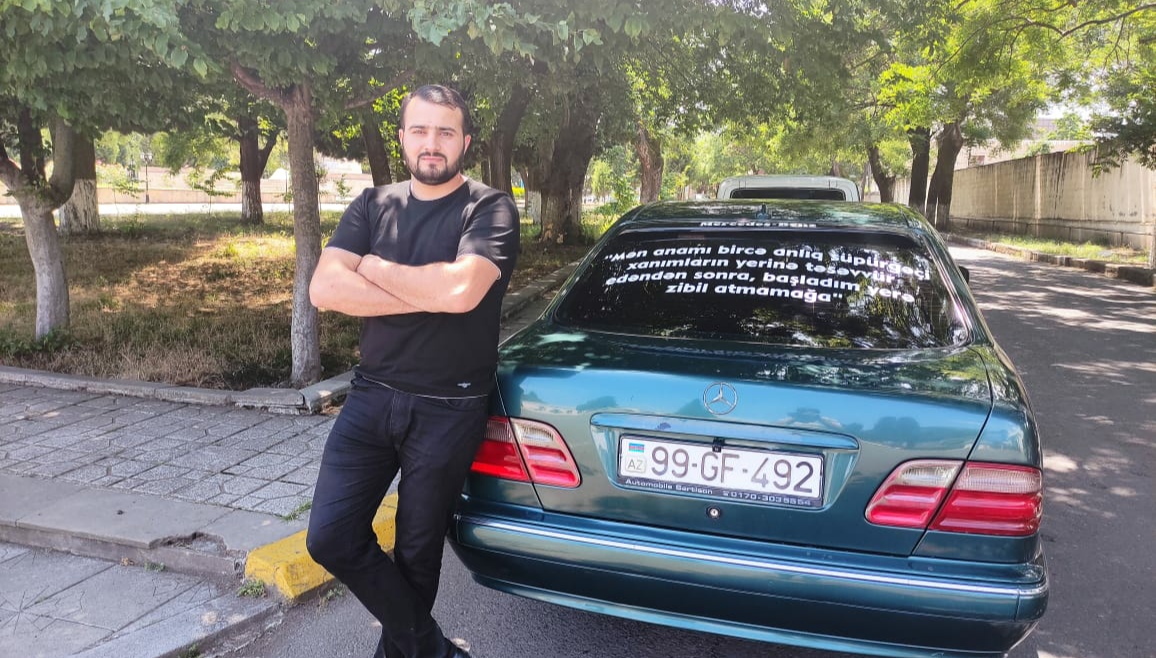 Azərbaycanlı bloger maşınının arxasına görün nə yazdı - FOTO 