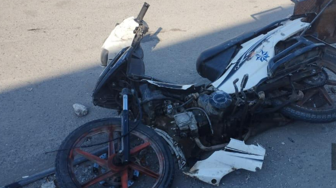 Minik avtomobili ilə motosiklet toqquşub: Xəsarət alan var - FOTO