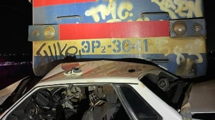 Sərnişin qatarı minik maşınına çırpıldı - Ölənlər var