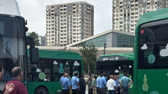 Возле станции метро "28 Мая" столкнулись автобусы BakuBus - ВИДЕО