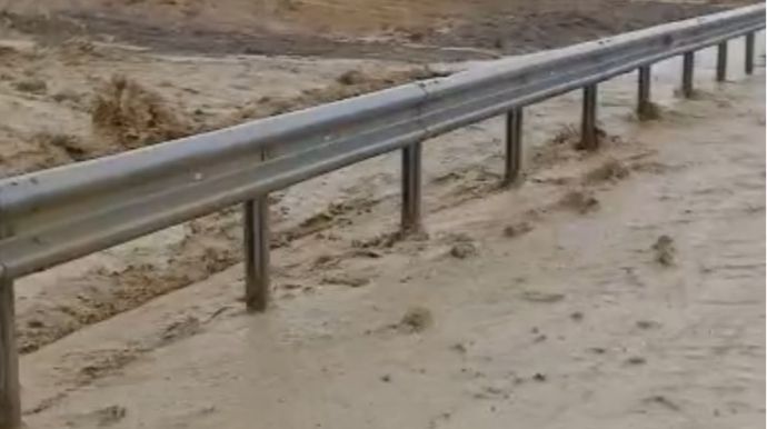 Sel suları Bakı-Şamaxı yolunda nəqliyyatın hərəkətinə çətinlik yaradıb - VİDEO 