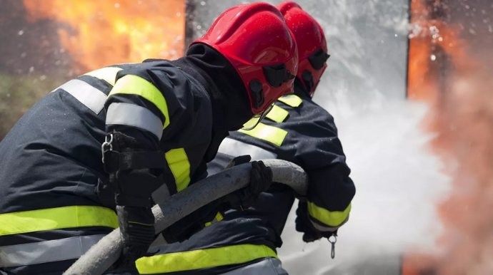 В Баку пожарные спасли 4 человек из огня