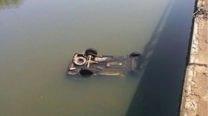 Sabirabadda avtomobil kanala aşdı, ölən var 