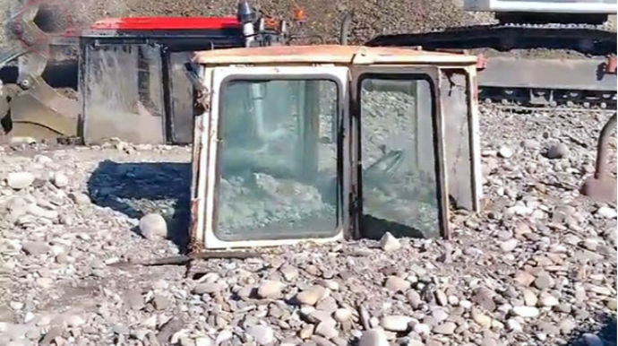 Ağdaşa sel gəldi, traktorlar çınqıl altında qaldı - VİDEO