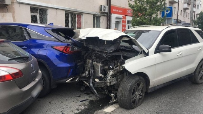 Arvadı ilə dalaşan sürücü 6 avtomobili əzdi - VİDEO 