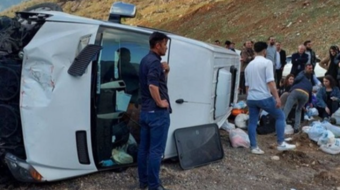 Türkiyədə mikroavtobus qəzaya uğradı - Yaralananlar var 