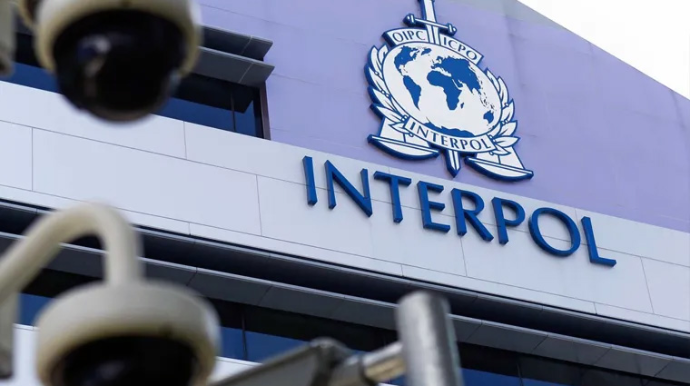 Tanınmış aktrisa beynəlxalq axtarışa verildi - FOTO 