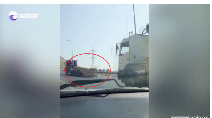 Həddindən artıq yük götürən avtomobil ətrafa təhlükə saçdı - VİDEO