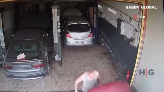 Radiatorun qaynar suyu ustanın üzünə sıçradı  - VİDEO