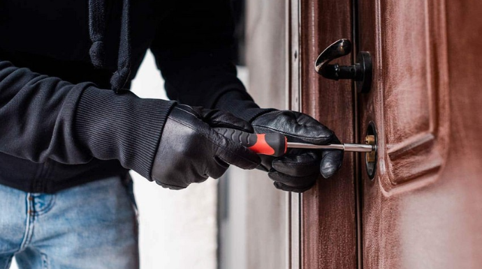 Bakıda 12 min manat dəyərində qızıl-zinət əşyaları oğurlanıb