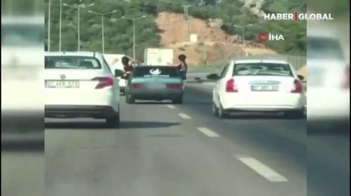 İki qadının qanuna zidd əyləncəsi ictimai qınağa səbəb oldu - VİDEO 