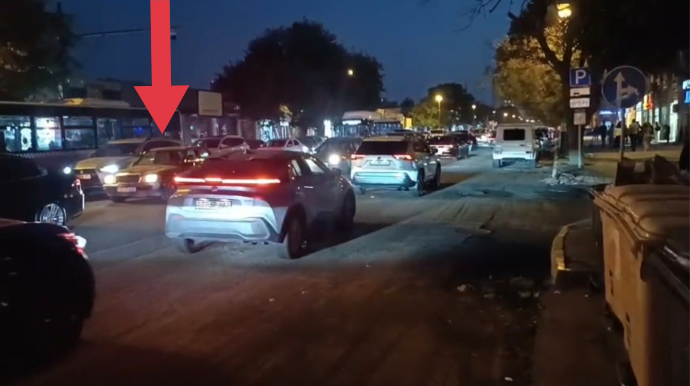 Sürücülər təmir gedən yolda kütləvi şəkildə əks istiqamətə çıxırlar - VİDEO