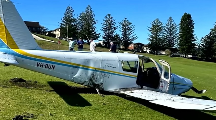 Yüngül mühərrikli təyyarə qəza enişi etdi