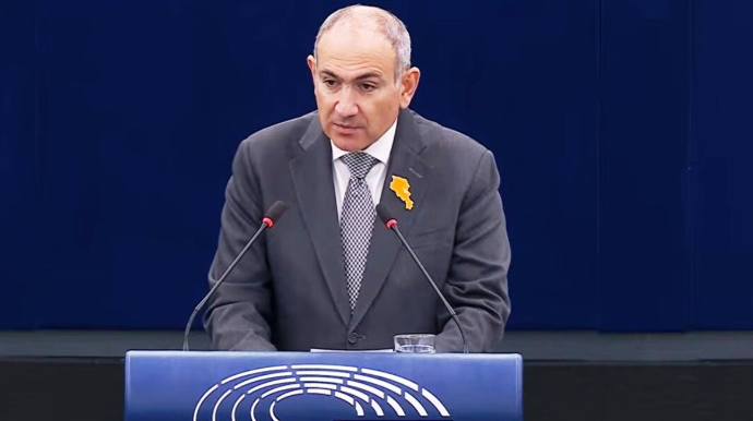 “Sinəmdəki xəritə Azərbaycanla sülhün simvoludur” - Paşinyan 