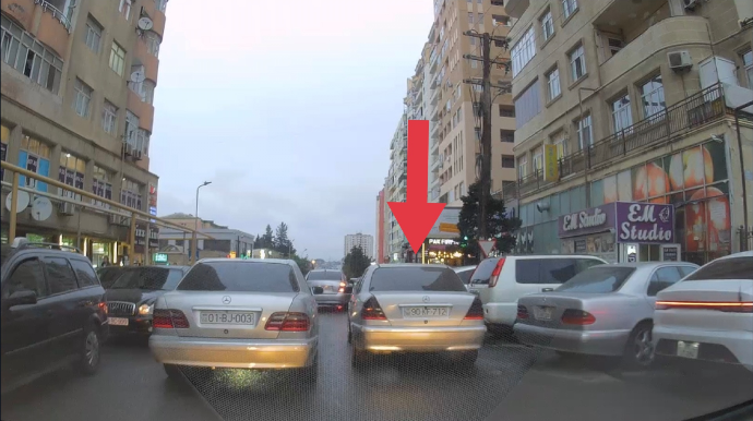 Maşını yolun ortasına atıb gedən sürücü digər avtomobillərə maneə yaratdı - VİDEO