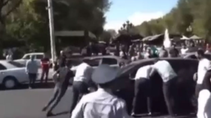 İrəvanda gərginlik:  Paşinyanın tərəfdarı olduğu ehtimal edilən şəxs maşınını etirazçıların üstünə sürdü  - VİDEO