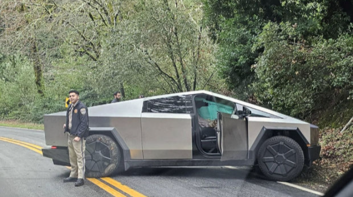 Скандальный электропикап Tesla впервые попал в аварию  - ФОТО