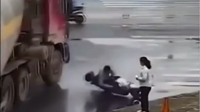 Motosiklet sürücüsü yük avtomobilinin altında qalmaqdan  son anda xilas oldu - Dəhşətli VİDEO 