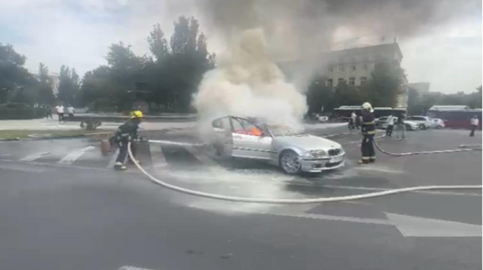 В центре Баку сгорел автомобиль BMW - ВИДЕО