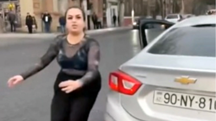 Gəncədə qadın sürücü kuryerə hücum etdi, polis hərəkətə keçdi - VİDEO 