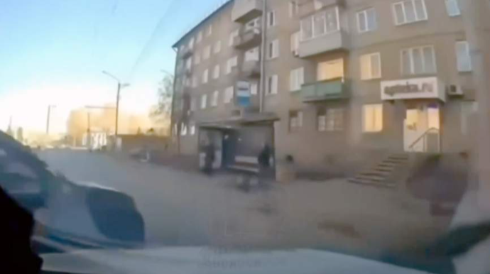 Qırmızıdan keçən avtomobil dayanacaqda sərnişini vurdu - VİDEO 