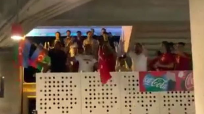 Qazilərimizi görən türk azarkeşlərin coşqulu reaksiyası - VİDEO