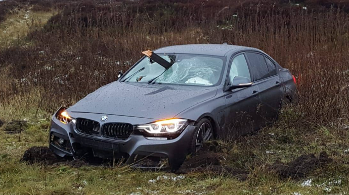 Bakıda “ВMW” aşdı; sürücü salonda sıxılı vəziyyətdə qaldı 
