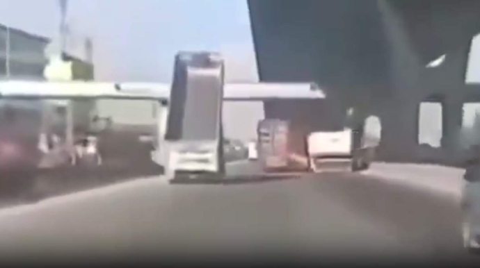 Yük yeri açıq qalan maşın piyada keçidinə çırpıldı; 1 nəfər öldü - VİDEO 