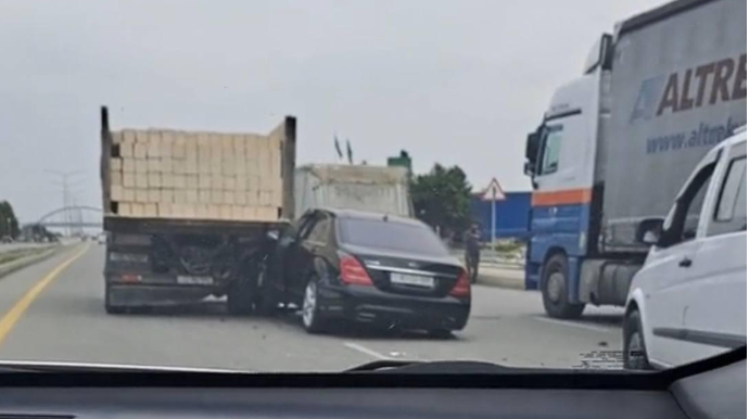 Bakı-Yevlax yolunda AĞIR QƏZA:  "Mercedes" yük maşınının altında qaldı   - VİDEO
