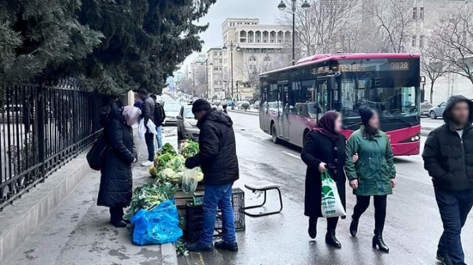 Səkini və maşın yolunu zəbt edib ticarətlə məşğul olur – Satıcı da, piyadalar da təhlküədədir   - FOTO