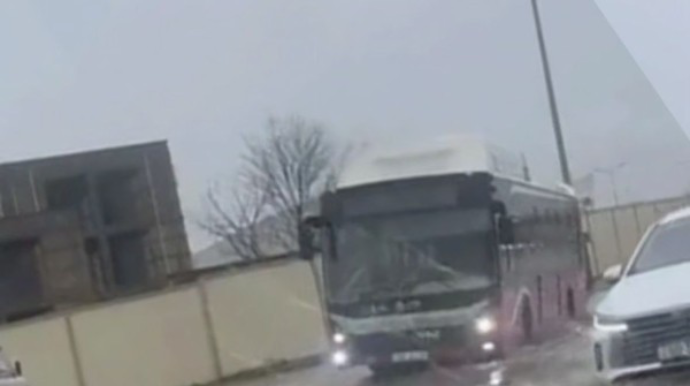 Zabrat yolunda "BakuBus" batdı - VİDEO 