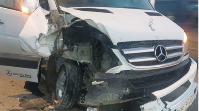 Abşeronda mikroavtobus minik avtomobili ilə toqquşub - FOTO 
