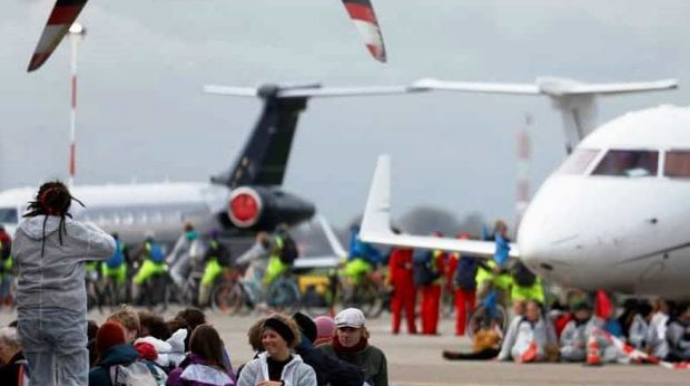 Niderland hava limanında 100-dən çox ətraf mühit fəalı saxlanılıb