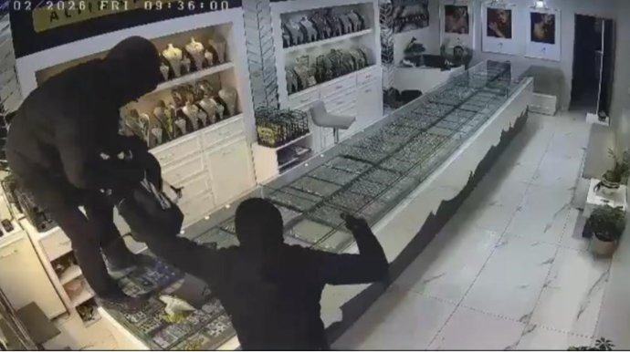 Maskalı şəxslər zərgərlik mağazasından 1 kq qızıl oğurlayıb motosikletlə qaçdı - VİDEO 