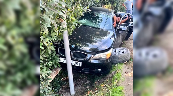 “VAZ”la toqquşan “BMW” yol kənarındakı borunun üzərinə çıxdı   - VİDEO