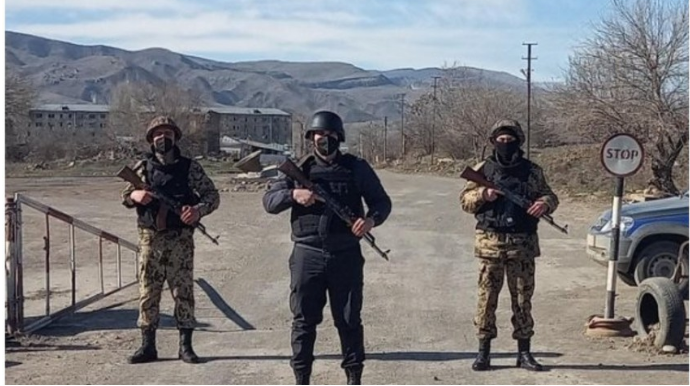 Maşınla işğaldan azad olunmuş əraziyə gedən şəxs polisi vurub qaçdı 