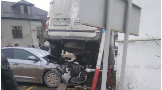 Qubada iki maşın toqquşdu