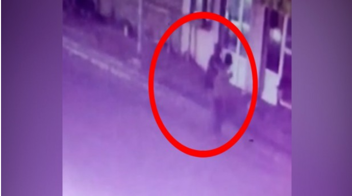 Bakıda kişi avtobus dayanacağında qadına hücum etdi - VİDEO 