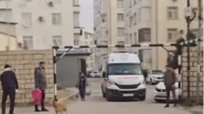 Masazırda küçənin girişinə maneə quraşdırıldı, təcili yardım keçə bilmədi - VİDEO